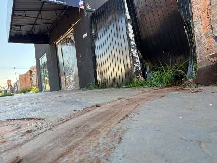 Idoso &eacute; preso embriagado ap&oacute;s bater em carro, motocicleta e port&atilde;o de barbearia