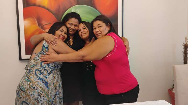 Após 50 anos, irmãs se reencontram e se abraçam pela primeira vez