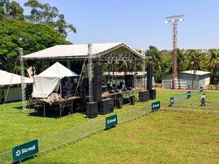 Jovens transformam evento católico em “balada gospel” com música e muita cor Jovens transformam evento católico em “balada gospel” com música e muita cor