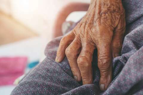 Ap&oacute;s 50 recusas, Justi&ccedil;a manda SUS achar vaga para cirurgia em idosa de 96 anos 
