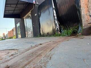 Idoso é preso embriagado após bater em carro, motocicleta e portão de barbearia Idoso é preso embriagado após bater em carro, motocicleta e portão de barbearia