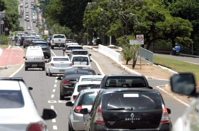 Licenciamento de ve&iacute;culos com placa final 9 vence nesta quarta