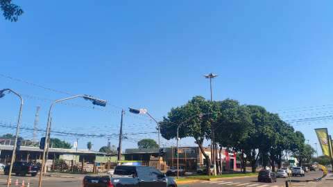 Dourados tem sensa&ccedil;&atilde;o t&eacute;rmica de 40 graus e calor&atilde;o segue at&eacute; quarta