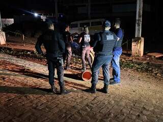 Homem é executado a tiros na varanda de casa e atirador foge de moto Homem é executado a tiros na varanda de casa e atirador foge de moto