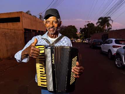 Aos 81 anos, sanfoneiro aprendeu a tocar sozinho e ainda anima bail&otilde;es