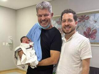 Nascimento de Benício foi festejado com charutada ao lado de hospital Nascimento de Benício foi festejado com charutada ao lado de hospital