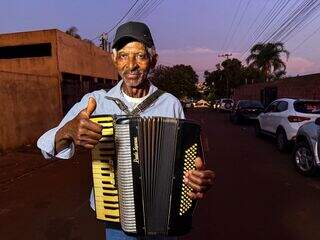 Aos 81 anos, sanfoneiro aprendeu a tocar sozinho e ainda anima bailões