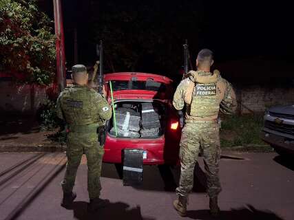 Dois s&atilde;o presos pela Pol&iacute;cia Federal com carga de maconha que seria levada ao PR