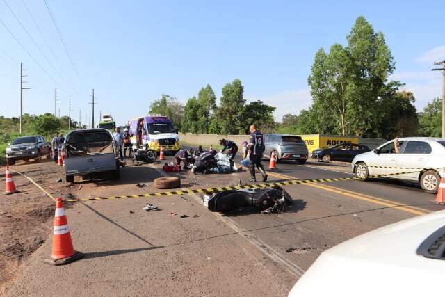 Acidente entre camionete e motocicletas deixa um morto na BR-163