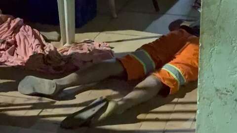 Homem &eacute; executado a tiros na varanda de casa e atirador foge de moto