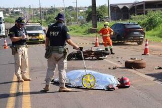 Mãe se desespera ao ver corpo do filho, mais um motociclista morto no trânsito Mãe se desespera ao ver corpo do filho, mais um motociclista morto no trânsito