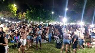 Com vista privilegiada, feira estreia com a Lagoa Itatiaia lotada