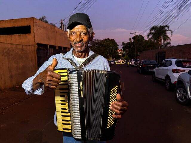 "Aos 81 anos, sanfoneiro aprendeu a tocar sozinho e ainda anima bailões"