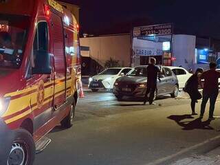 Engavetamento com ônibus e três carros trava trânsito na Rua Brilhante Engavetamento com ônibus e três carros trava trânsito na Rua Brilhante