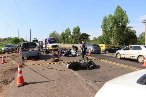 Acidente entre camionete e motocicletas deixa um morto na BR-163