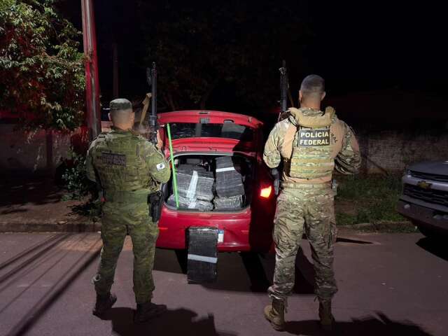 Dois s&atilde;o presos pela Pol&iacute;cia Federal com carga de maconha que seria levada ao PR