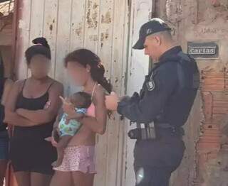 Pais que tentaram entregar bebê em pagode são soltos horas após prisão Pais que tentaram entregar bebê em pagode são soltos horas após prisão