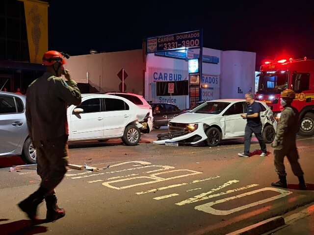 Engavetamento com &ocirc;nibus e tr&ecirc;s carros trava tr&acirc;nsito na Rua Brilhante