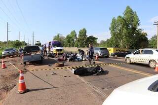 Acidente entre motos e caminhonete deixa um morto na saída para Cuiabá Acidente entre motos e caminhonete deixa um morto na saída para Cuiabá