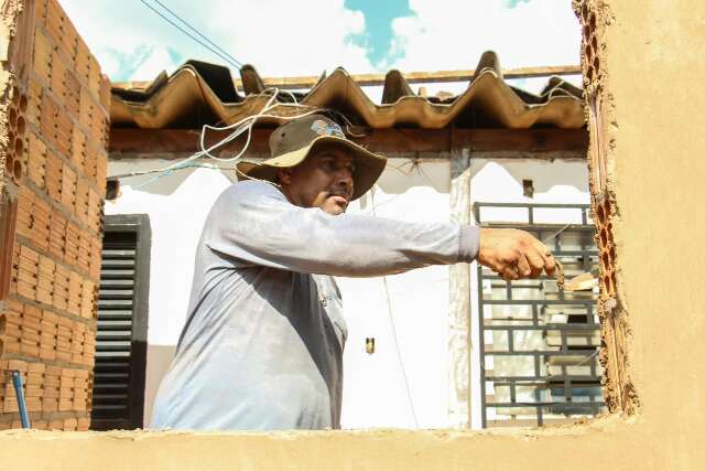 Com 42&ordm;C sob o sol, trabalho a c&eacute;u aberto exige pausas, sombra e &aacute;gua gelada