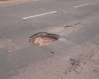 Justi&ccedil;a manda Prefeitura pagar R$ 60 mil a motociclista ap&oacute;s acidente em buraco