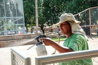 Com 42ºC sob o sol, trabalho a céu aberto exige pausas, sombra e água gelada Com 42ºC sob o sol, trabalho a céu aberto exige pausas, sombra e água gelada