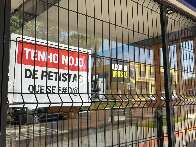 Placa em fachada de loja manda recado a clientes: "Tenho nojo de petistas"
