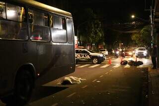 Acidente entre motocicleta e &ocirc;nibus mata adolescente de 17 anos