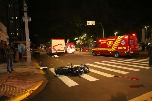 Acidente entre motocicleta e &ocirc;nibus mata adolescente de 17 anos