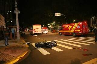 Acidente entre motocicleta e &ocirc;nibus mata adolescente de 17 anos