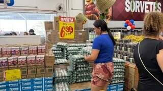 Cartela de ovos a R$ 6,99 vira atração em inauguração de atacarejo Cartela de ovos a R$ 6,99 vira atração em inauguração de atacarejo