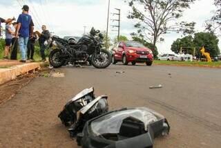 Motociclista atinge carro parado, é atropelado e vai para a Santa Casa Motociclista atinge carro parado, é atropelado e vai para a Santa Casa