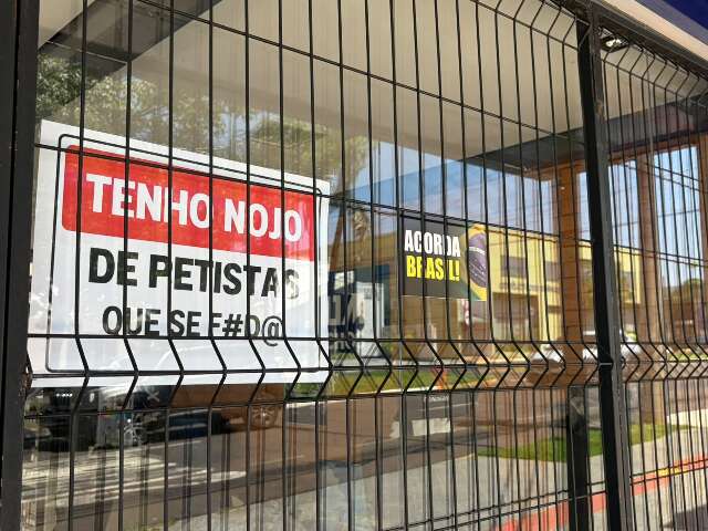 Placa em fachada de loja manda recado a clientes: "Tenho nojo de petistas"