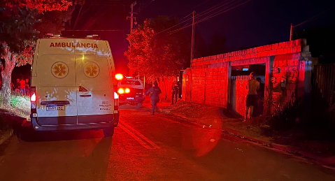 Atirador em motocicleta mata homem no quintal de casa