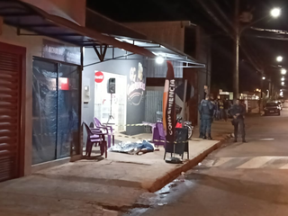 Dupla foge de Parati após executar homem a tiros em conveniência Dupla foge de Parati após executar homem a tiros em conveniência