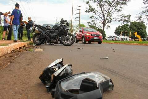 Motociclista atinge carro parado, &eacute; atropelado e vai para a Santa Casa