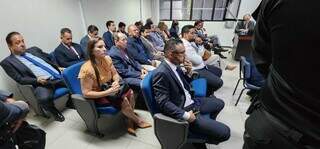 Colegas acompanham audiência, mas juiz mantém advogado de delegado preso Colegas acompanham audiência, mas juiz mantém advogado de delegado preso