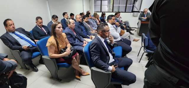 Colegas acompanham audi&ecirc;ncia, mas juiz mant&eacute;m advogado de delegado preso