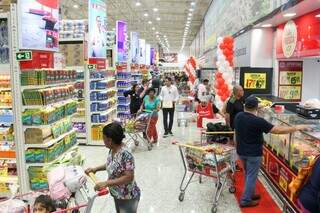 Clientes enfrentam fila por 2h para "ca&ccedil;ar" ofertas em novo atacadista
