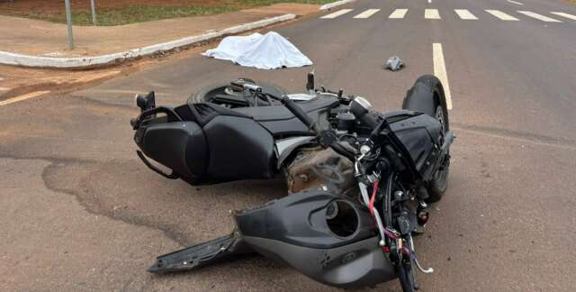 Idoso de 67 anos morre após ter moto atingida por picape em avenida