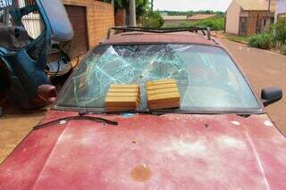 Moradores destroem casa de homem suspeito de estupro e depredam 5 carros
