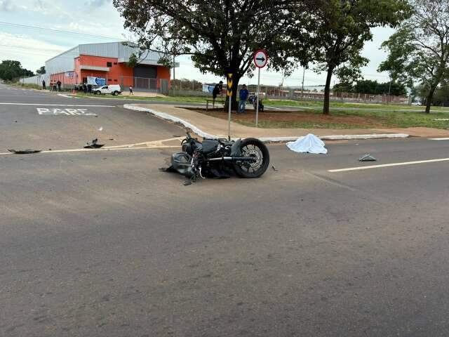 Idoso de 67 anos morre ap&oacute;s ter moto atingida por picape em avenida