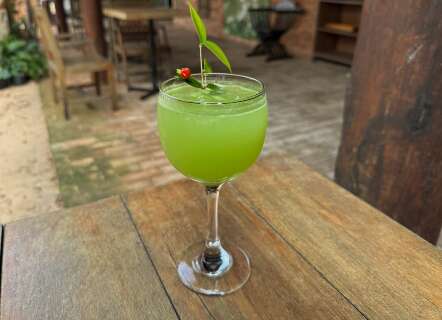 Folhas de pitanga do quintal viram suco refrescante com lim&atilde;o