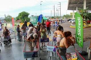 Clientes enfrentam fila por 2h para "ca&ccedil;ar" ofertas em novo atacadista