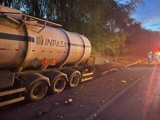 Acidente entre caminhonete e bitrem deixa 2 mortos na BR-158 Acidente entre caminhonete e bitrem deixa 2 mortos na BR-158