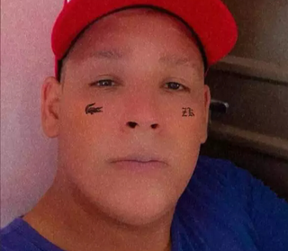 Mãe estava na varanda quando assassino invadiu casa atirando contra rapaz Mãe estava na varanda quando assassino invadiu casa atirando contra rapaz