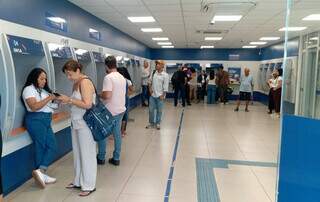 Sem tumulto, aposentados aproveitam fim da greve para resolver demandas na Caixa Sem tumulto, aposentados aproveitam fim da greve para resolver demandas na Caixa