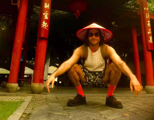 Matu vive 40 dias na China entre TV, música e artistas de 11 países