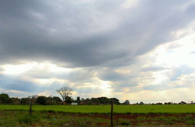 Ap&oacute;s calor&atilde;o, temperatura despenca quase 11&deg;C e frente fria traz chuva