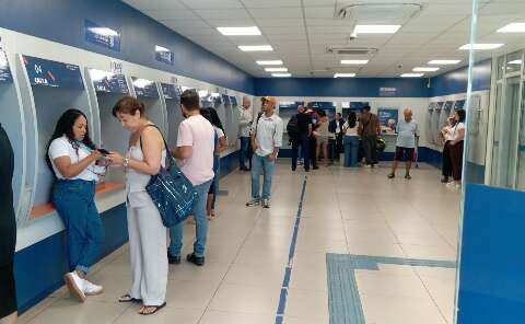 Sem tumulto, aposentados aproveitam fim da greve para resolver demandas na Caixa